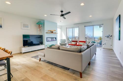 Depoe Bay House | Scenic Depoe Bay Townhome with Deck Less Than 1 Mi to Parks!