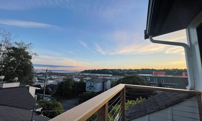 North Queen Anne House | Scenic Elliott Bay/Sunset Views - Queen Anne Retreat