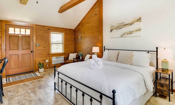 Eureka Springs Apartment | Scenic Eureka Springs Cabin Rental w/Balcony!