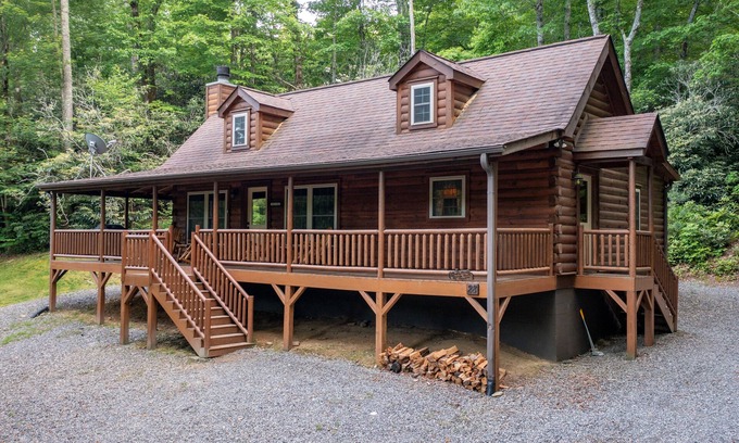 Black Mountain Cabin | Scenic Getaway: Cozy with Hot Tub, Fast Wifi, Serene Pond View, Close to Town