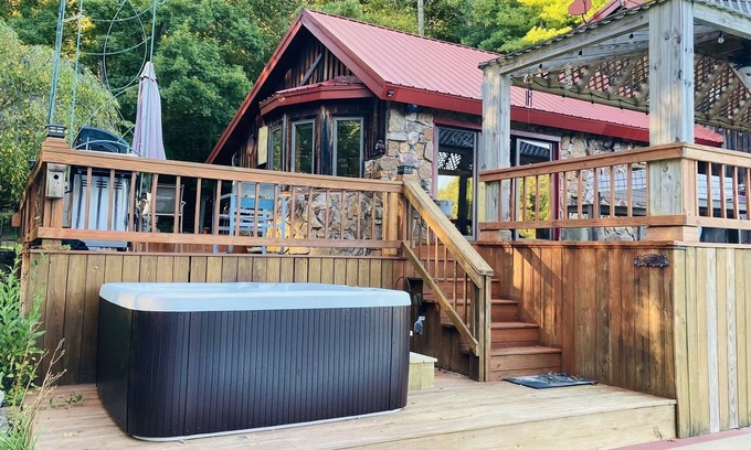 Giles County Cabin | Scenic Hidden Gem: Private Hot Tub, Golf & Fishing on Peaceful 42 Acres
