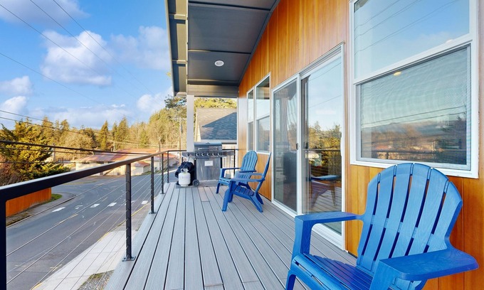 Stevenson House | Scenic hideaway near the Columbia River with office, basketball, grill - dogs ok