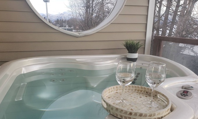 Fairview Condo | Scenic Lofty Condo - HOT TUB - Walk Downtown