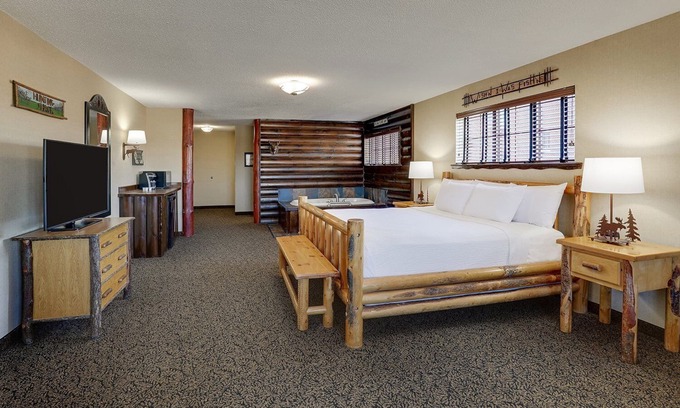 Moline Hotel | Scenic Moline Stay - Bike Path Access, Pool & Fitness Center, Parking