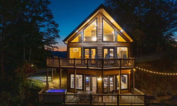 Bryson City Cabin | Scenic Mountain Retreat Hot tub|Firepit|Big Views