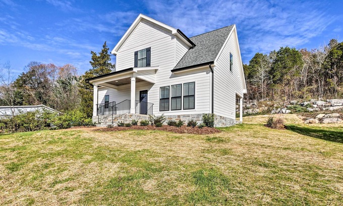 Lookout Valley Neighborhood Association House | Scenic Mtn Retreat w/Wooded Backyard + Fire Pit!