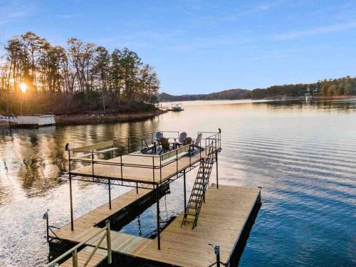 Gainesville House | Scenic Retreat-Lanier Lakefront-Private Dock-Sunset Views!