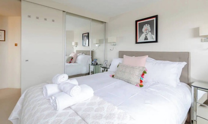 Chelsea Riverside Apartment | Scenic Riverside 2BD Flat - Chelsea