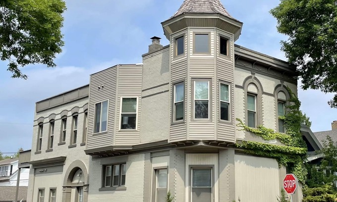 Bay View House | Schlitz Castle: Huge 5BR/4BA Sleeps 12 w/Double Kitchens & Living Rooms