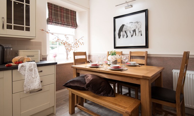 Gattonside Apartment | SCHOOL VIEW - in the bustling market town of Melrose near to the countryside