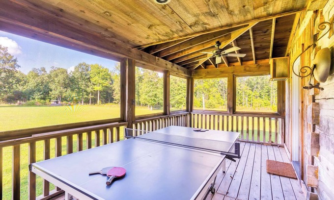 Rising Fawn House | ScoutLands Cabin with a private pond!