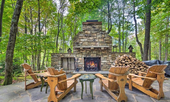 Beech Mountain House | Screened Porch and 3 Decks Beech Mountain Cabin