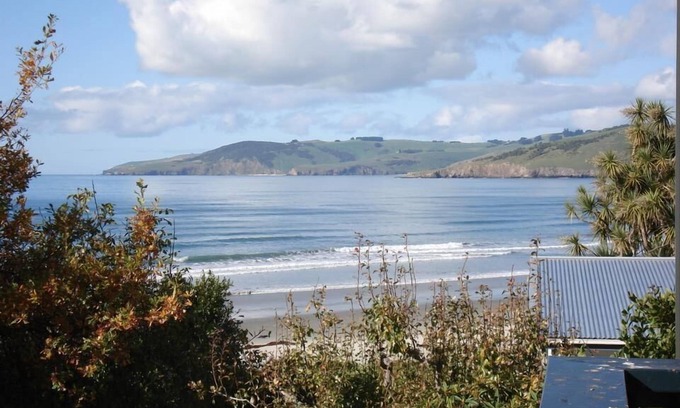 Warrington House | Sea & beach views with safe swimming 15 min north of Dunedin.