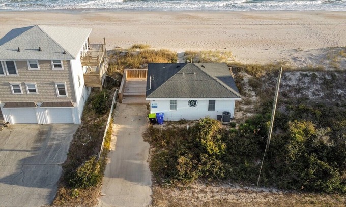 Surf City House | "Sea Biscuit" - Charming Updated Oceanfront Cottage