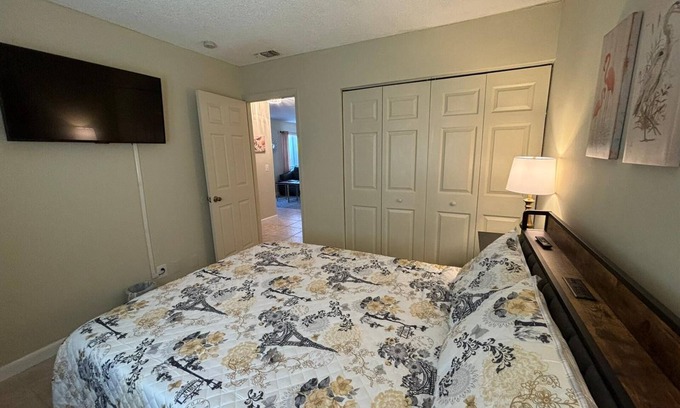 Palm Beach - West Palm Beach Apartment | Sea Breeze - 2BR Apartment - Near all beach excursions and WPB nightlife.
