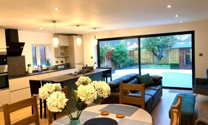 Hamworthy House | Sea Breeze - 4 bed family home near the beach in Poole Harbour
