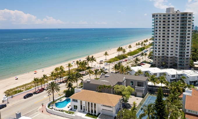 Birch Park Finger Streets House | Sea Breeze by AvantStay | Across From Fort Lauderdale Beach! Pool, Fire pit!