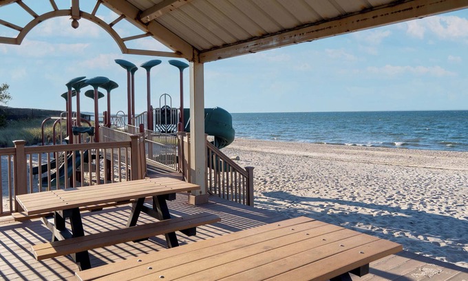 Baiting Hollow House | Sea Breeze: Hot Tub, Steps to Beach, Near Vineyards