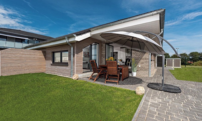 Gelting House | Sea breeze - shower room, parking space, terrace, barbecue, garden furniture, ground floor