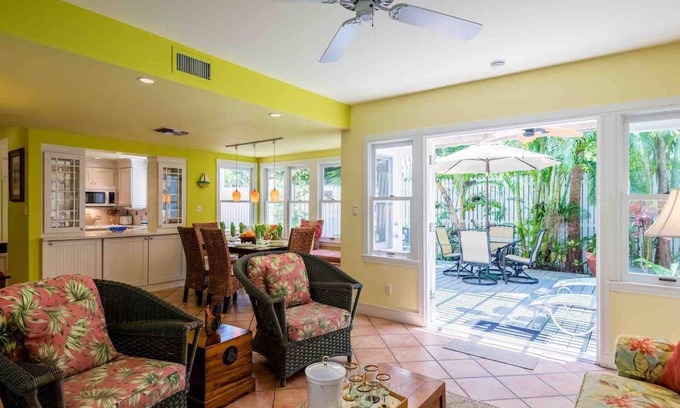 Bahama Village House | *SEA CAPTAIN'S HAVEN @ THE ANNEX* Luxury Villa & Pool + LAST KEY SERVICES.