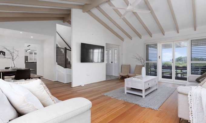 Caves Beach House | Sea Caves :Escape to our enchanting waterfront retreat for your next vacation. Welcome to "Sea Caves