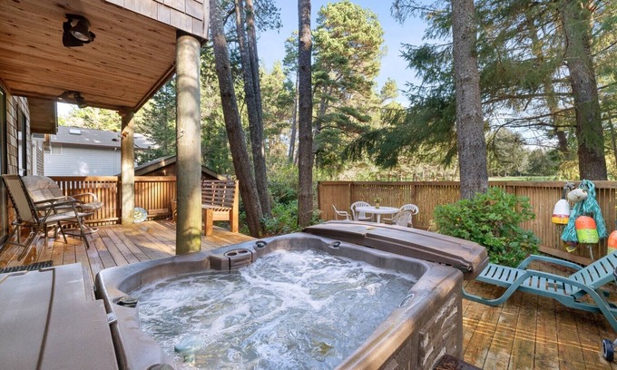 Manzanita House | Sea Dream MCA#398 Hot tub, Dogs welcome, golf course view, 4 blocks to beach