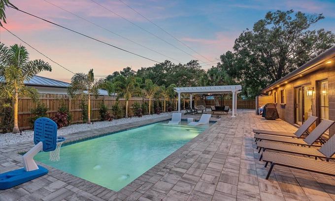 Arlington Park House | Sea Esta | Private Saltwater POOL + Putting Green!