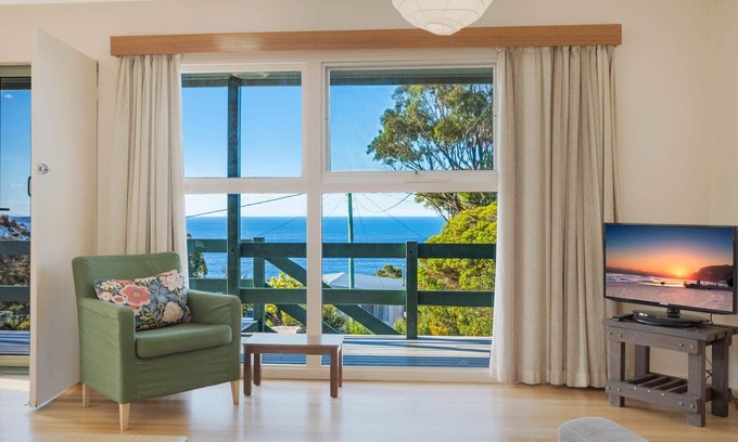 Pambula Beach Cabin | Sea Home with a view - Pet friendly