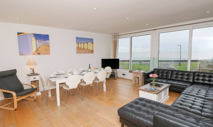 Rustington Cottage | SEA HOUSE, character holiday cottage, with a garden in Rustington