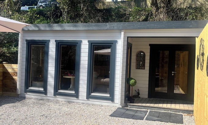 Perranporth Cottage | SEA LA VIE, pet friendly, with hot tub in Perranporth