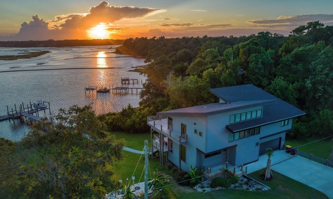 Hampstead House | Sea La Vie: Waterfront 4BR Luxury Home for Nature Lovers w/Private Boat Dock