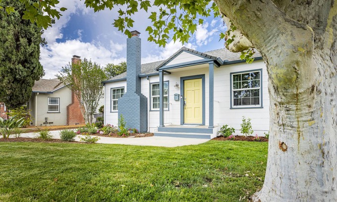 Riverside House | Sea Shells close to Downtown Riverside UCR CBU RC