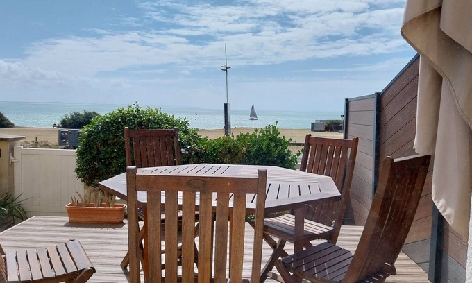 Saint-Palais-sur-Mer Apartment | sea view apartment, private walled garden, 1000 m from the beach of the Grande Côte