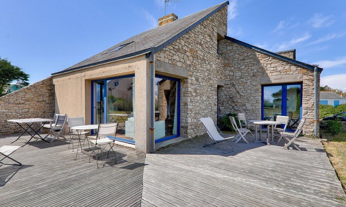 Saint-Jacques Ski Chalet | Sea view and direct beach access for 11 people