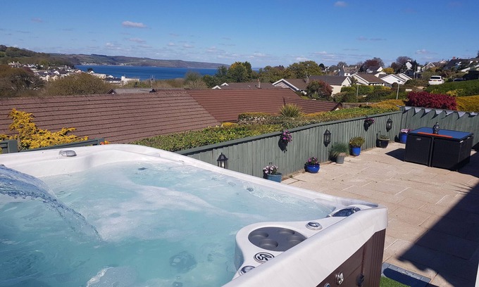 Saundersfoot House | Sea views. Hot Tub. Sleeps 7 Saundersfoot , 7 mins walk to village, seafront.
