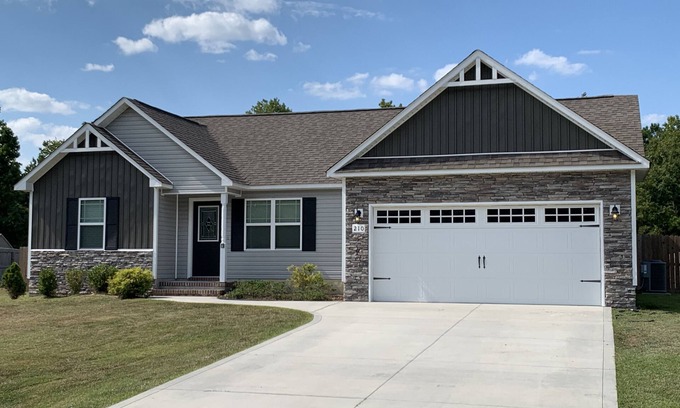 Hubert House | Sea You Soon- 1 mile to Camp Lejeune! Monthly rental- fully furnished!