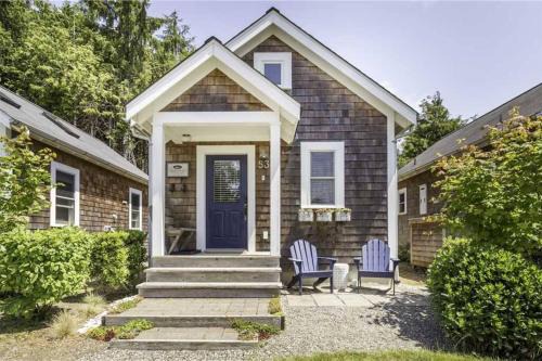 Seabrook House | Seabrook 2 Bedroom cottage with hot tub, pets OK