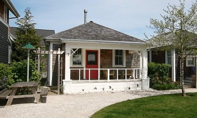 Seabrook House | Seabrook's Aloha Cottage: Dog Friendly!