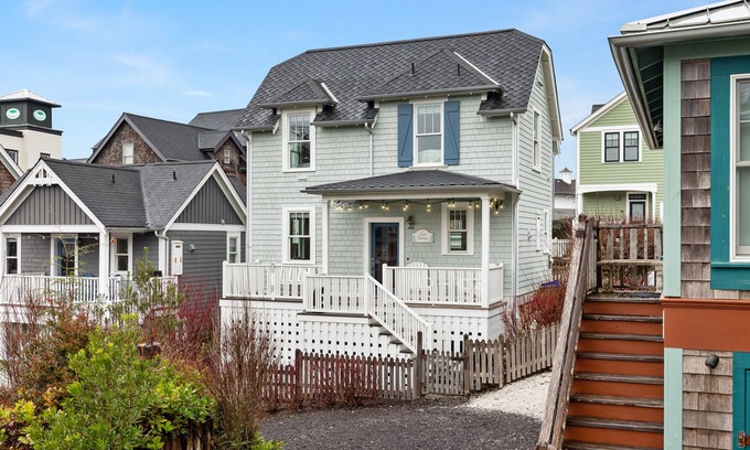 Seabrook House | Seabrook's Beach Therapy: Dog Friendly, Hot Tub!
