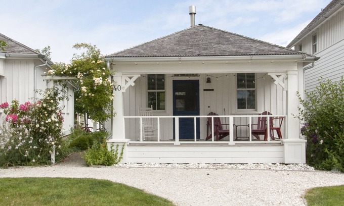Seabrook House | Seabrook's Captain Morgan's: Dog Friendly!