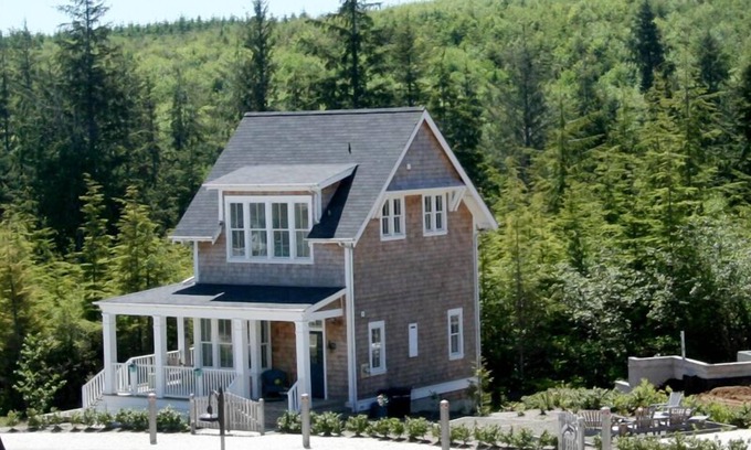 Seabrook House | Seabrook's Cedar Cove: Dog Friendly!