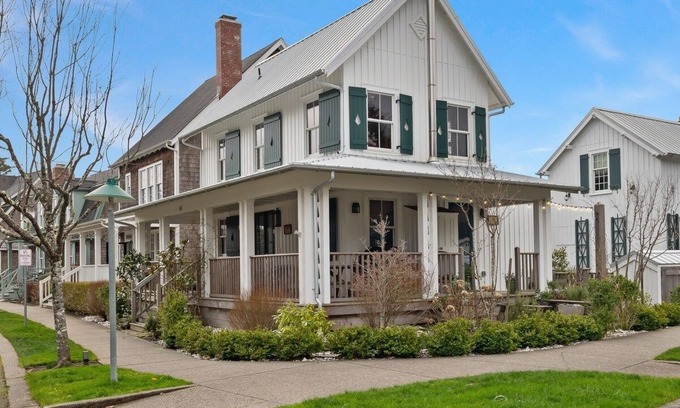 Seabrook House | Seabrook's Cedarbrook Cottage: Hot Tub & Dog Friendly!