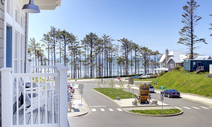 Seabrook House | Seabrook's Pacific View, a cozy loft in Town Center!