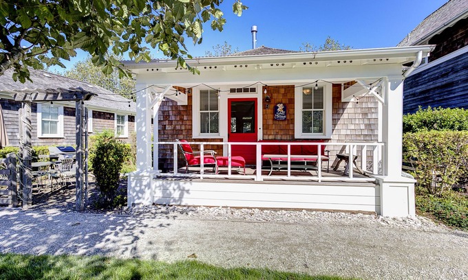 Seabrook House | Seabrook's Shell Cottage: Dog Friendly!