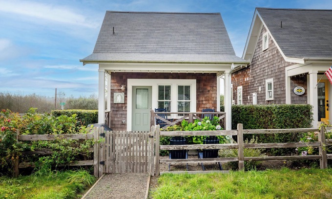 Seabrook House | Seabrook's The Surfing Cowboy: Dog Friendly!