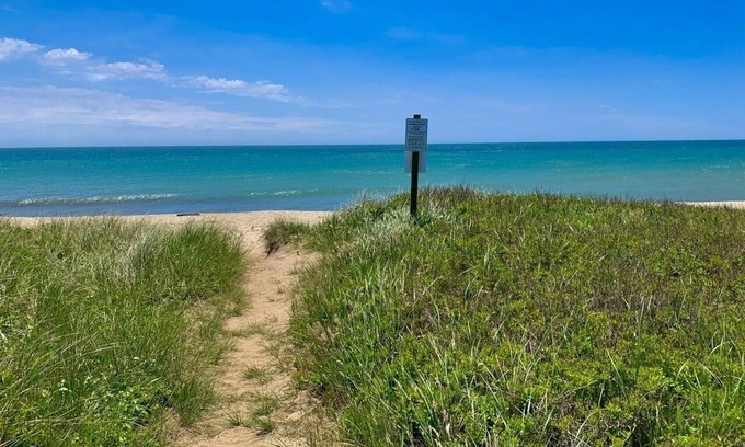 Tom Nevers House | Seaclusion! Walk to the beach! Ocean views!