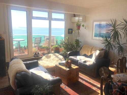 St Leonards-On-Sea Apartment | Seafront balcony, lovely spacious relaxing flat