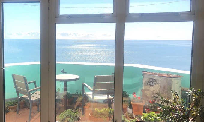 St Leonards-On-Sea Apartment | Seafront, direct ocean view, beautiful balcony, spacious flat