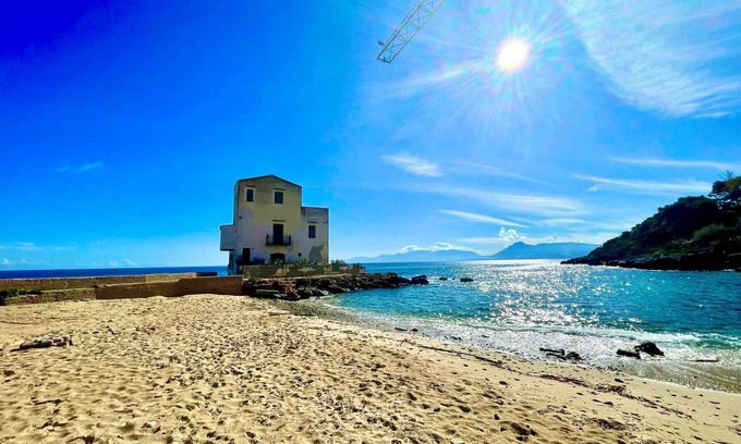 Porticello Apartment | Seafront house Le Finestre Sul Mare with balcony
