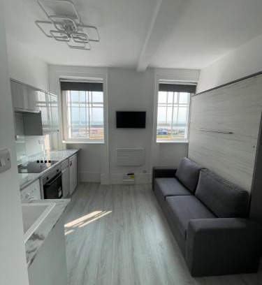 South Hayling Apartment | Seafront Studio Snug by the Sea - Sea Views